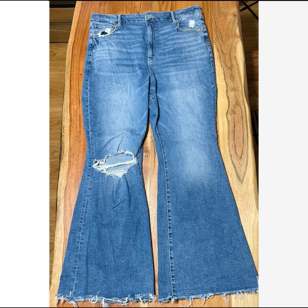 American Eagle 18R Curvy Ripped Super High Waisted Flare Jeans 👖